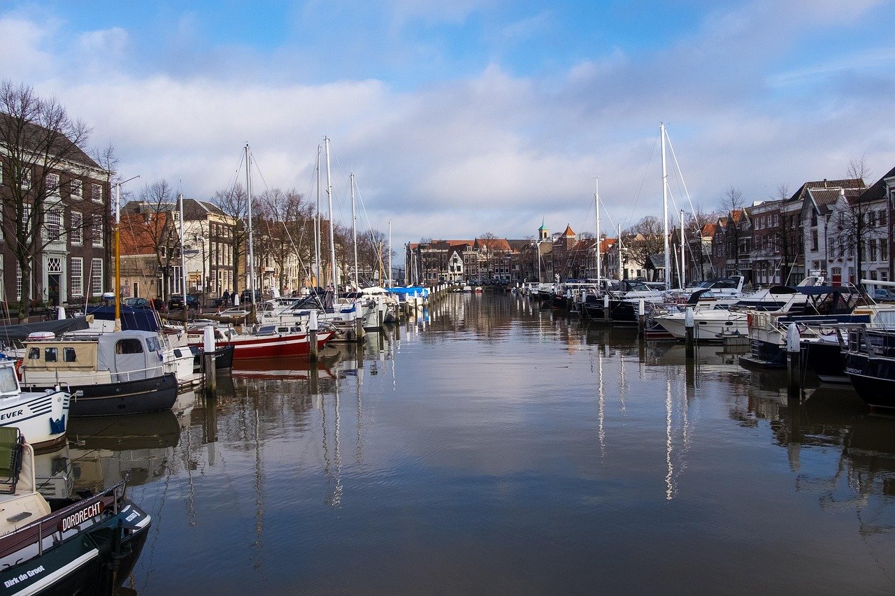 Historische gevels aan het water in Dordrecht