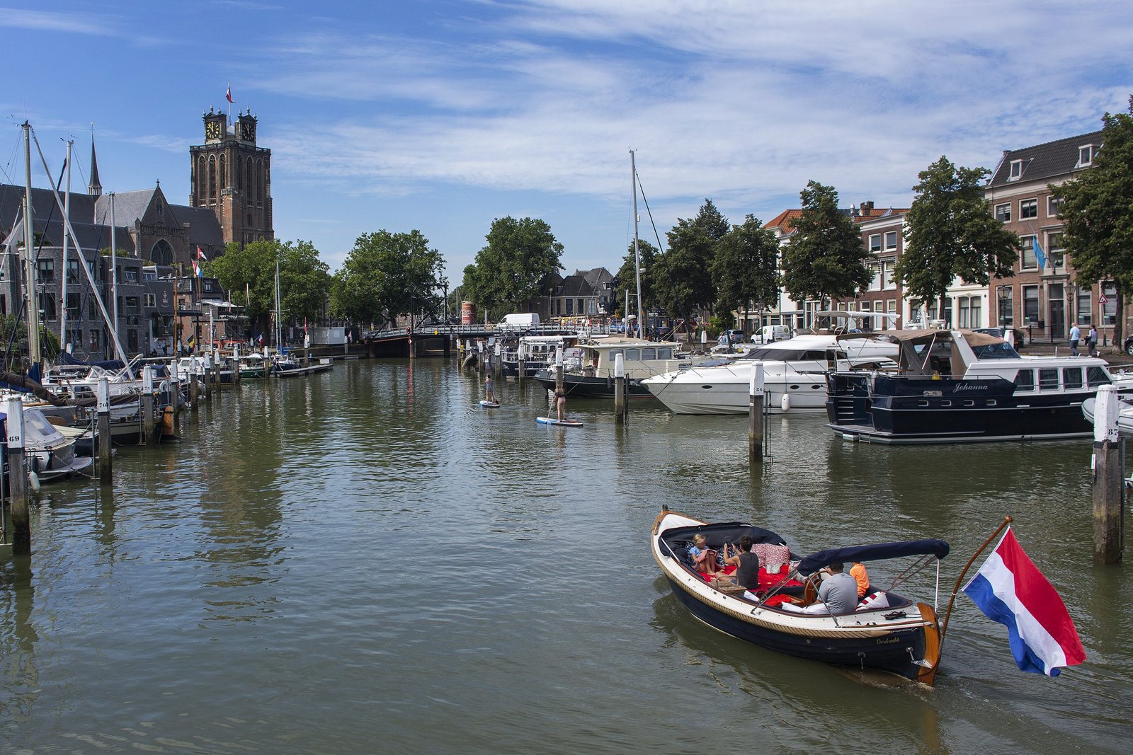 De Grote Kerk en een boot in de Nieuwe Haven in Dordrecht