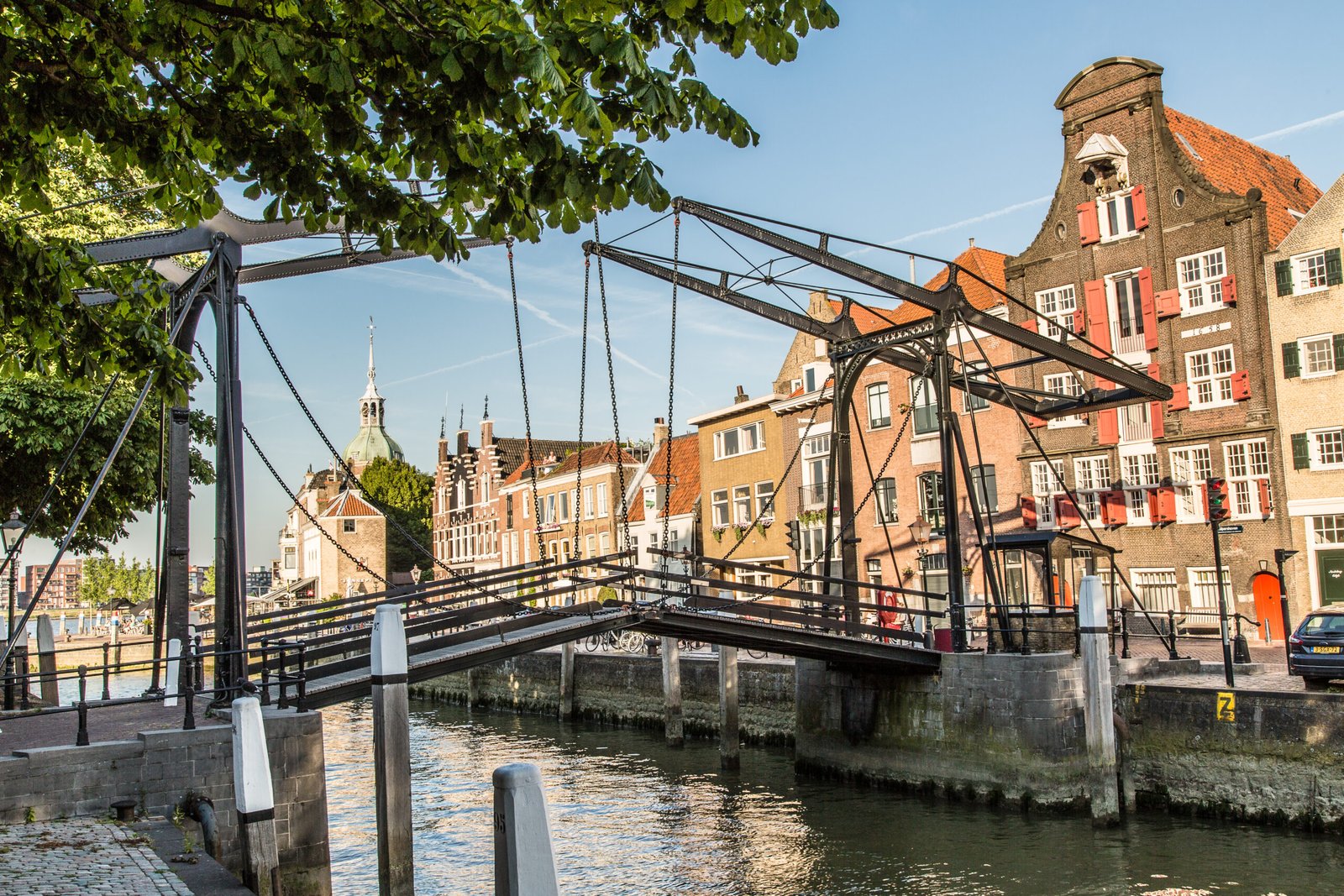 De Damiatebrug bij de Wolwevershaven en Kuipershaven in Dordrecht